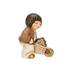 THUN Bimbo con carriola di legna Presepe classico variante bianca* Presepe